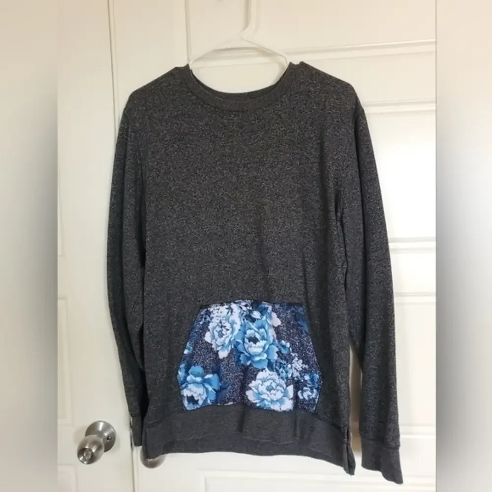 On the byas sweatshirt‎